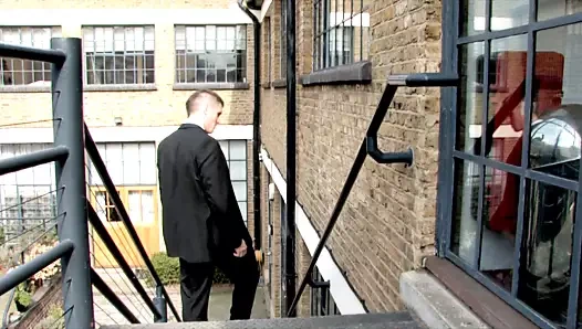 Jenny auf dem Weg zu Ihrem ersten Dreier