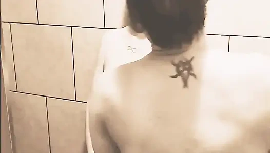 Ateşli orta yaşlı seksi kadınla seksi duş sikişi