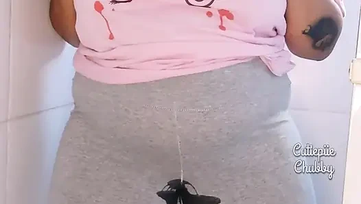 İri güzel kadın zenci tayt üzerinde işiyor