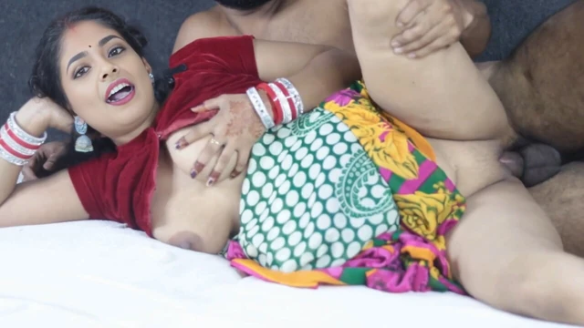 ХАРДКОРНЫЙ ТРАХ НОВОБРАЧНОЙ ЖЕНЫ ДЕЗИ В СЕКСУАЛЬНОЙ САРИ, ЧАСТЬ 2