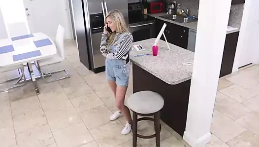 Sürtük küçük sarışın kedi gets dövülerek sert büyük çük kaba