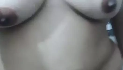 Hintli genç azgın evli kadın banyoda amını parmaklıyor ve deliğini gösteriyor