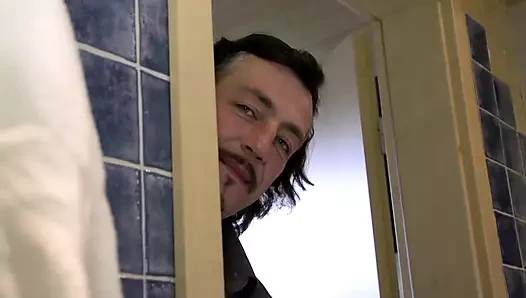 Güzel sarışın sikiliyor ve doğal göğüslerine püskürtülür