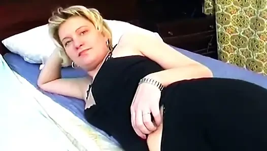 Esmer sert oyuna katılırken sarışın ıslak amcığını açıyor