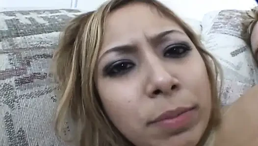 Sarışın minyon yarak büyük göt emiyor ve ağzına boşalıyor
