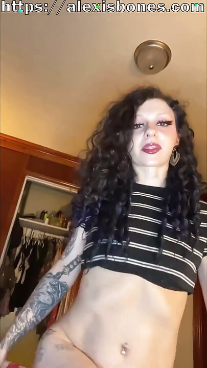 Gotik sürtük odana boşalır ve seni şipşoz için kullanır