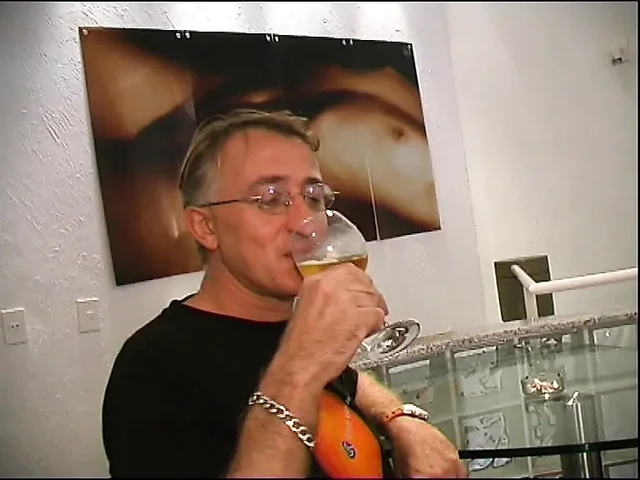 Güzel götlü güzel fahişeler yarak yiyor ve derin anal seks yapıyor