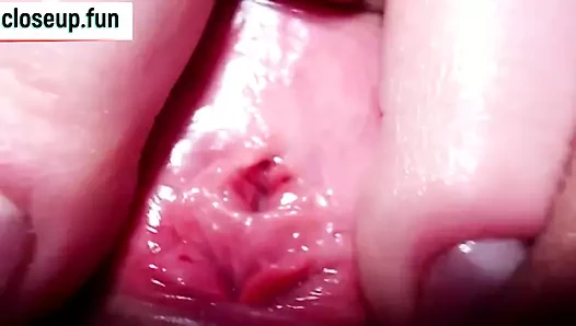 Büyük bir açık klitoris yakın çekim mastürbasyon