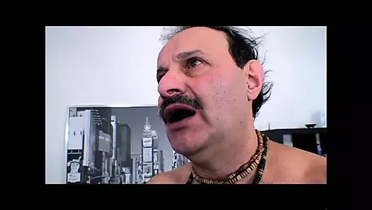 Güzel büyük memeli genç kız yaşlı amatör domuz tarafından sikiliyor ve amına boşalıyor