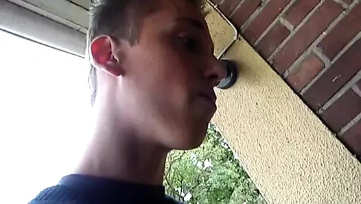 İyi görünümlü Alman bayan doğal göğüslerine boşalmayı seviyor