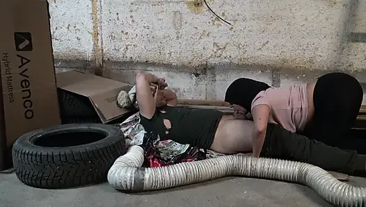 Nymphomaniac kız New York'ta sokakta beş parasız götlü bir serseriyle seks yapıyor