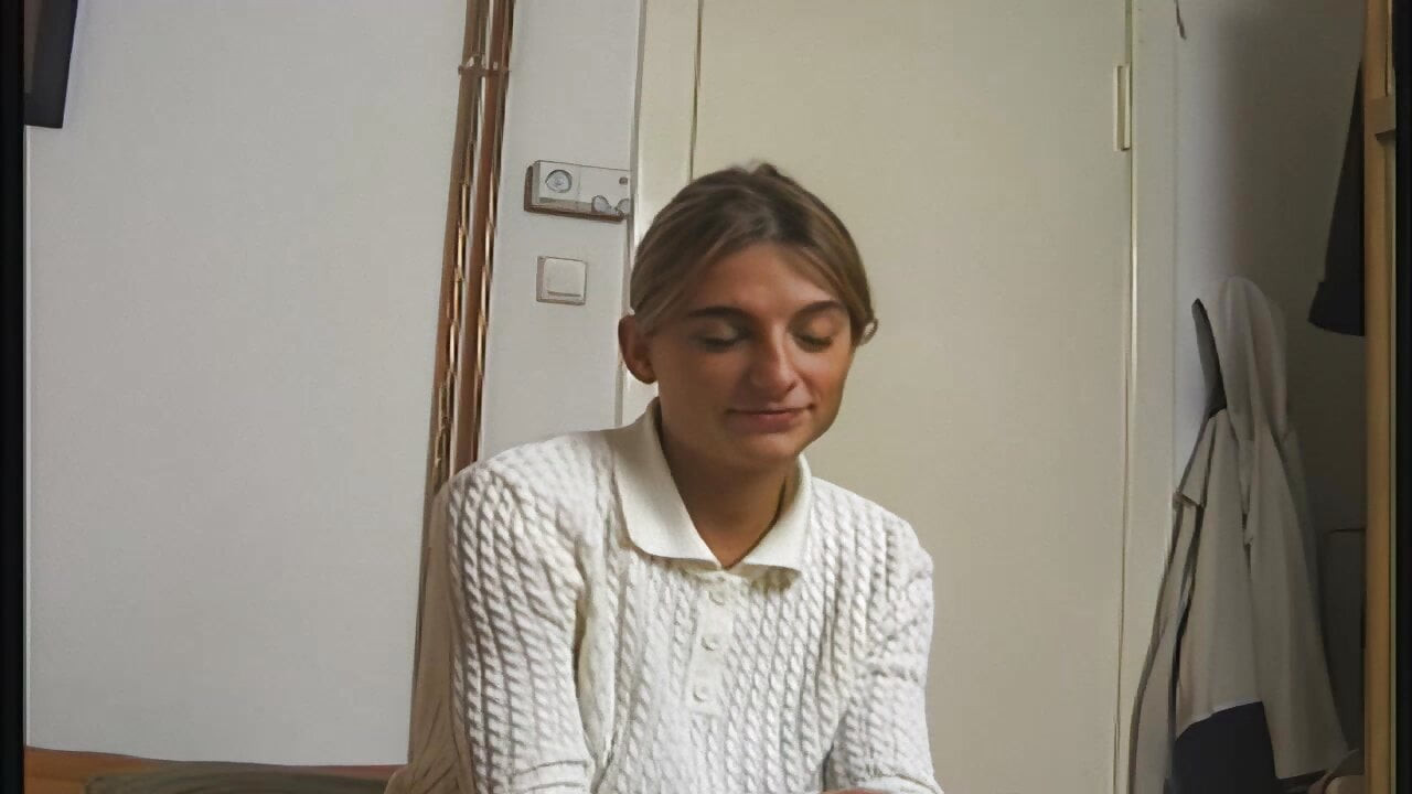 Sokaktaki kız otel odasında soyunuyor