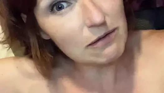 Tuvaletin üzerinde dururken anal boncuklarla büyük sidik