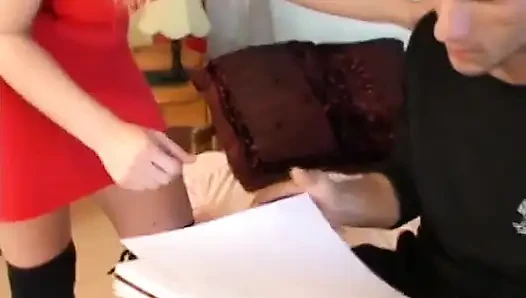 Seksi orta yaşlı seksi kadın bu yakışıklı adama sıcak sakso çekiyor