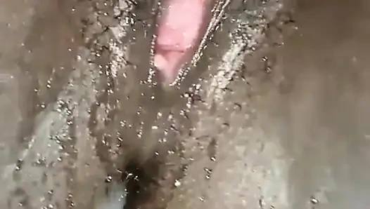 Şeker annem mastürbasyon yapıyor ve işiyor