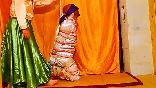 Ligotage en semi suspension et dominatrice en jupe satin