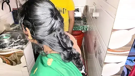 Hintli üvey anne ve üvey oğlu mutfakta sert seks yapıyor