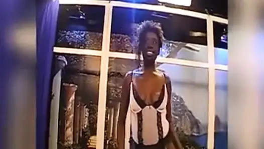 Ağzına Sert Sidik Ve Yutma - Pis Alman Sürtük Doğrudan Kaynaktan Ateşli Sidik Içiyor