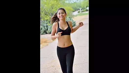 Esmer solo güzellik kayıyor bikini üzerinde şımarık memeler