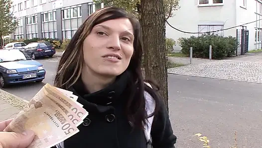 Alman genç kız yüzüne boşalana kadar yarağa biniyor