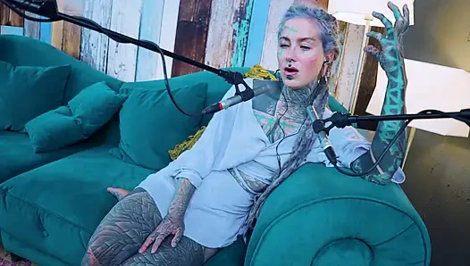 F hakkında konuşuyorum - korku - asmr podcast sfw konuşuyor gotik sıska kız dreadlocks dövmeli model dövmeli kız