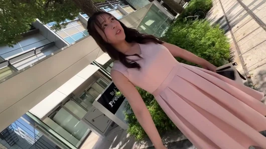 34 yaşındaki, Tokyo'da yaşayan eski bir gravure idol, büyük penisli bir adamın onunla seks yapıp sonra içine boşalmasına izin veriyor.