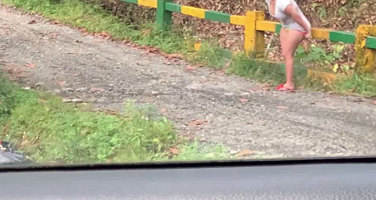 Teşhirci bir kadını herkesin içinde işerken yakaladım 2