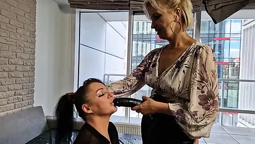 Belden bağlamalı lezbiyen olgun sikiş