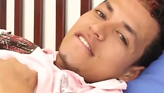 Genç latino hiç kesilmemiş etini dövüyor