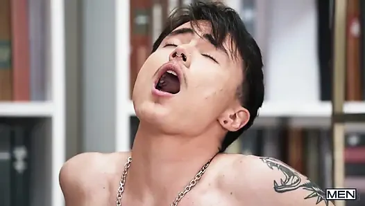 Erkekler - kütüphanede dölleniyor