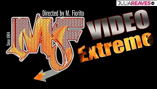 Baskın lezbiyen kız arkadaş sadık kız tapınma tarafından ayakları yalanıyor