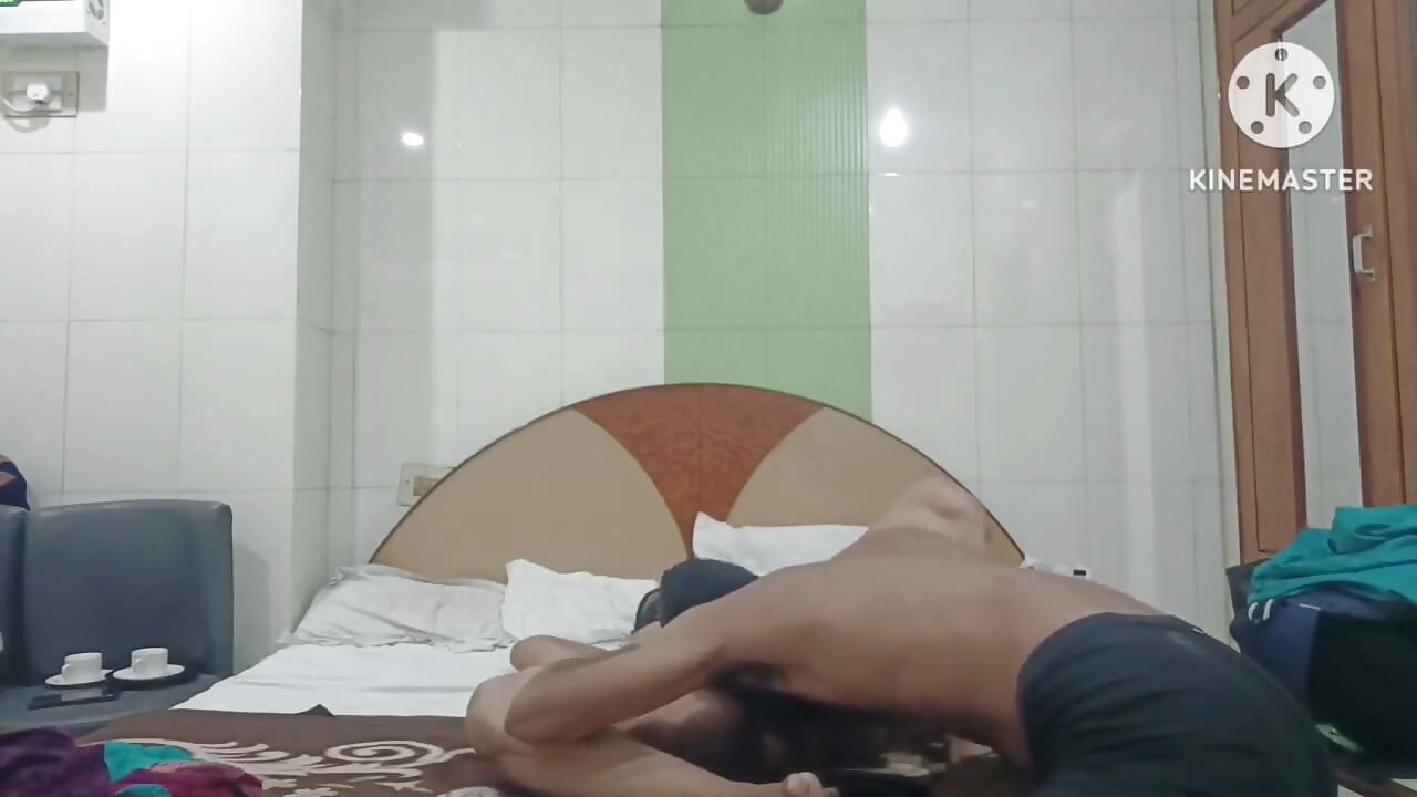 Hintli ateşli seksi üvey annemi sikiyor
