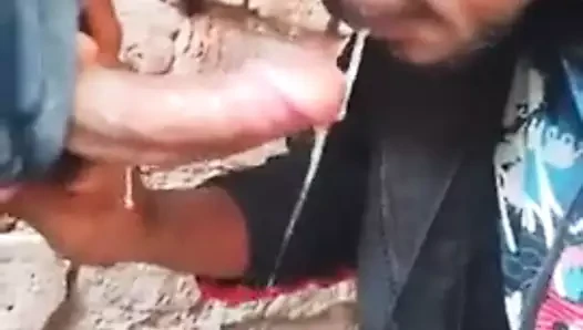 tomando leche