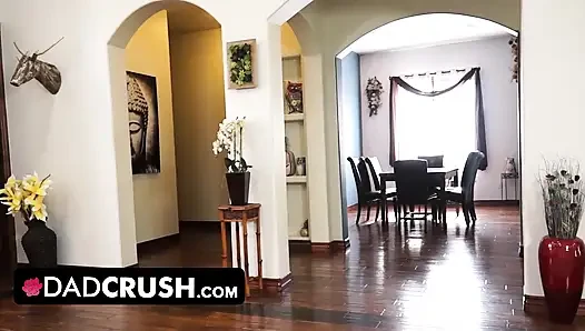 Dadcrush - cömert üvey baba gergin üvey kızının iş görüşmeden önce gerginliği bırakması için yardım ediyor