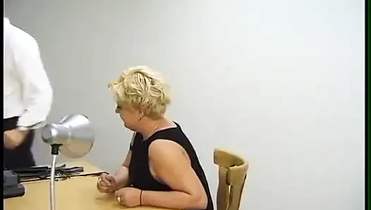 Olgun sarışın dominant erkekler tarafından yumruklanıyor ve kırbaçlanıyor