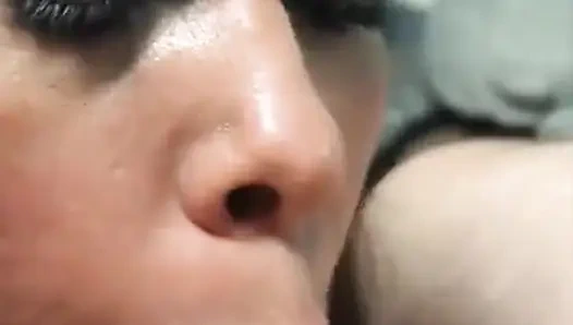 Seks makinesi sıkı amcığımı sikiyor