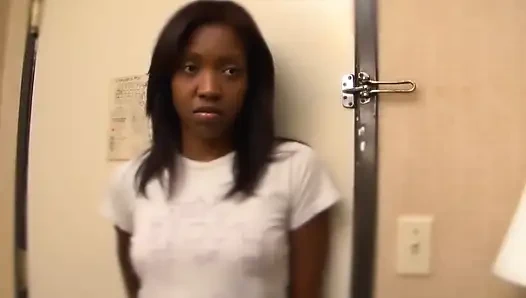 Siyah ve beyaz lezbiyenler 69 pozisyonunda yalıyor