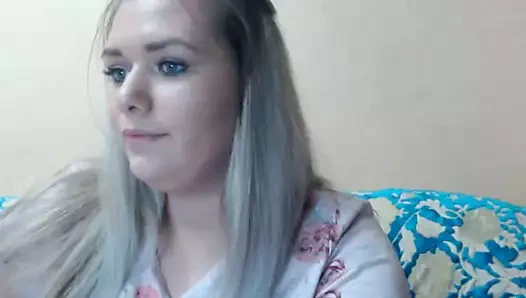 Rus kıvrımlı kız göğüsleri ve kedi gösterir