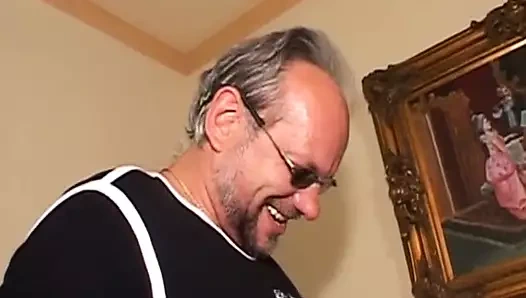 Edepsiz Alman iri güzel sürtük kanepede sert sikiliyor