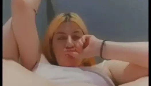 Azgın sürtük kendi ayaklarını yalamayı bırakamaz
