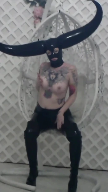 Стриптиз в латексе в возбужденной маске и ПВХ