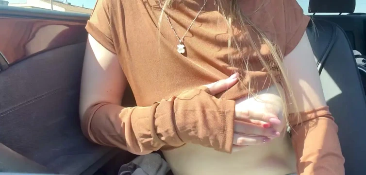 Mila İspanya'da arabada sert meme ucuyla herkesin içinde doğal göğüslerini teşhir ediyor