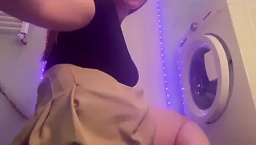 Büyük yarakla göğüslerini sikiyor. Anal oyun çok ateşli