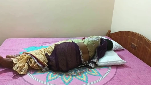 Hintli seksi evli yenge romantik sakso ve sari sikiş videosunda ateşli seks