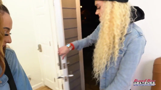 Sarışın şımarık ve lola büyük memeli sarışın ikili ıslak gırtlağına kadar yarak eğlencesi paylaşıyor!