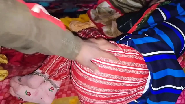 Индийскую девушку трахнули в задницу на кровати плеванием