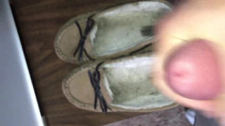 İyi yıpranmış moccasins boşalıyor