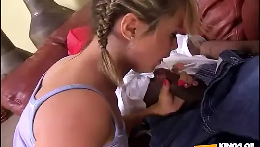 Meraklı genç kız siyah bir adama amını ve götünü siktiriyor