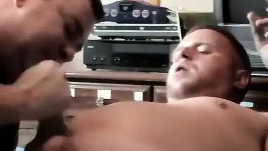 Heteroseksüel adam Jason'a hizmet ediyor