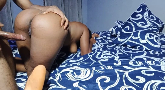 Amcık deliğini arkadan esnetiyor